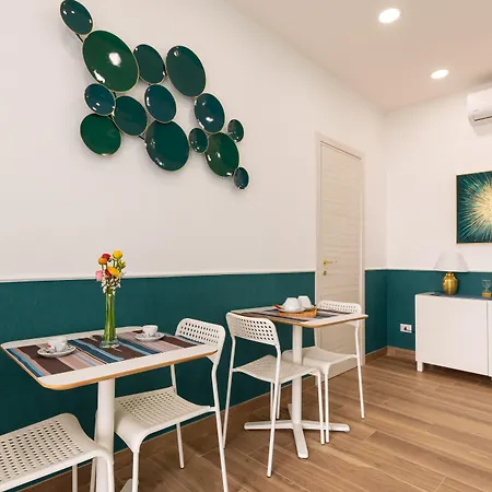 Napolilive Bed and Breakfast 4*